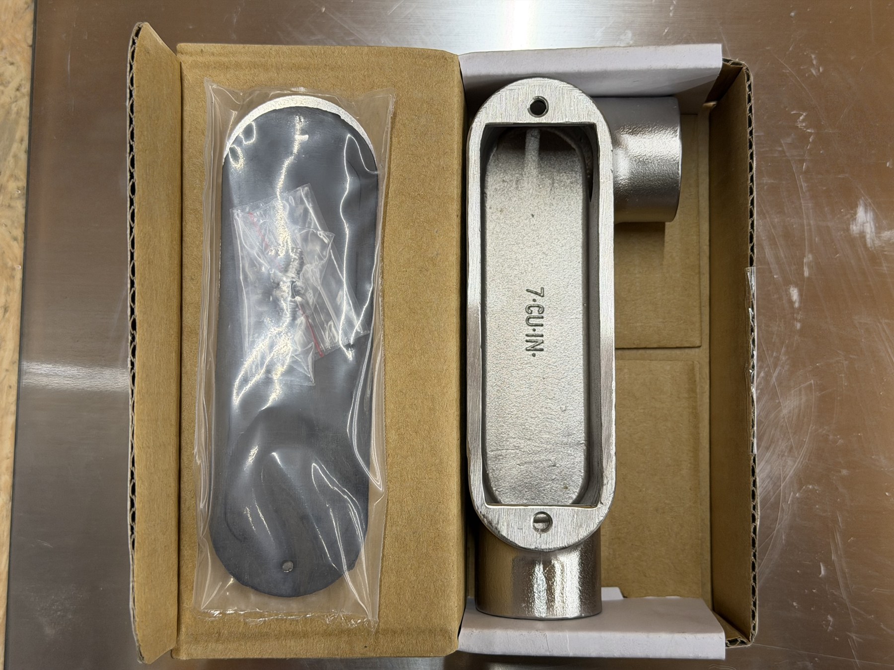 Calbrite 316 stainless Type LL conduit body with cover and gasket, 3/4 in
