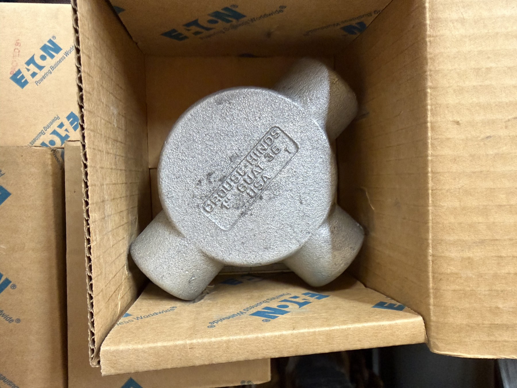 Eaton Crouse-Hinds GUAT36 1-inch T conduit outlet box with cover thumbnail 2